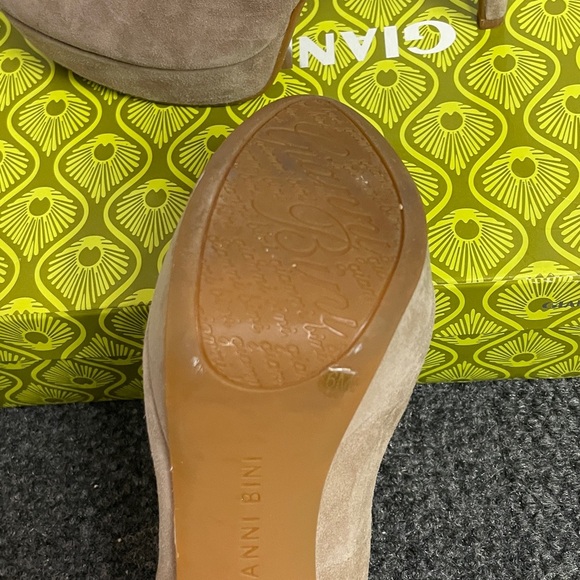 Gianni Bini Tan Suede Platform Heels 5" Neutral Size 6 Career Work Business - Picture 3 of 4